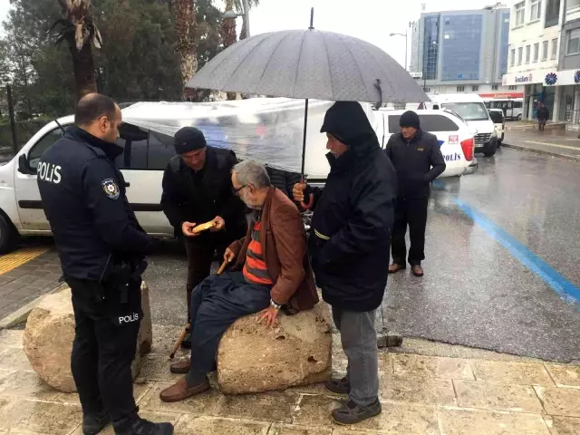 Çocuklarının sokağa terk ettiği yaşlı adama esnaf sahip çıktı