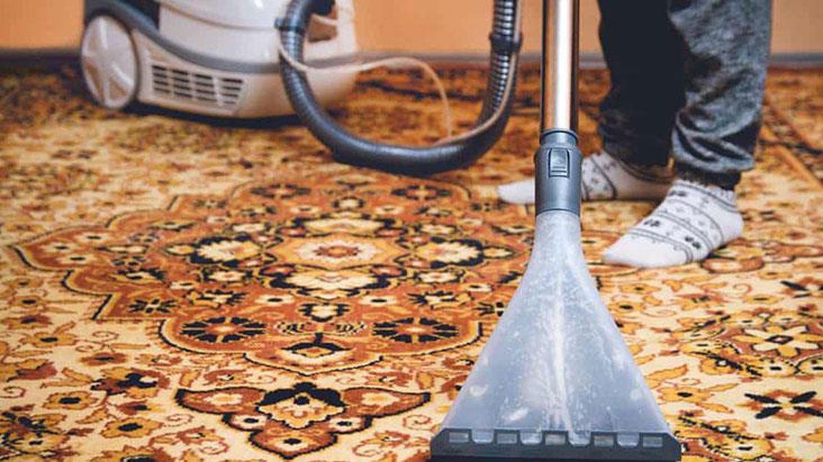 Evinde temizlik yaptığı sırada halıyı kaldıran kadın, bulduğu gizemli kasa yüzünden kalakaldı! Hiç kimse açamıyor