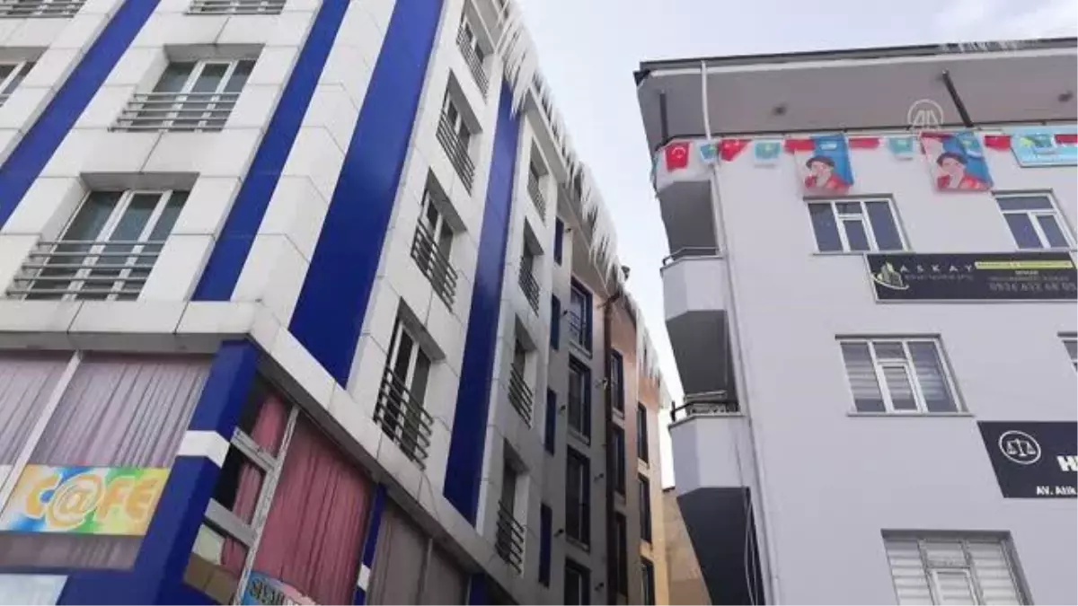 Güroymak'ta itfaiye ekipleri buz sarkıtlarını temizledi