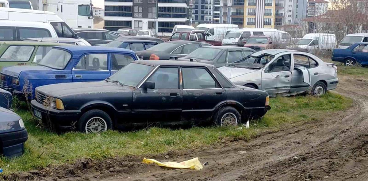 Kaderine terk edilmiş milyonluk servet otoparkta çürüyor