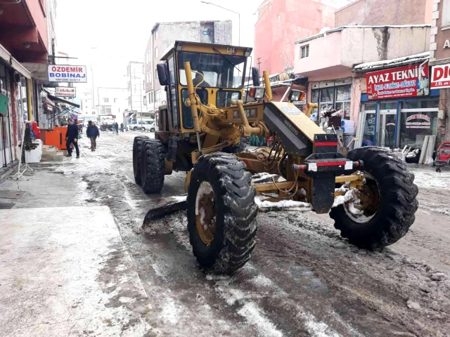 Kars'ta bahar havası karla mücadeleyi hızlandırdı