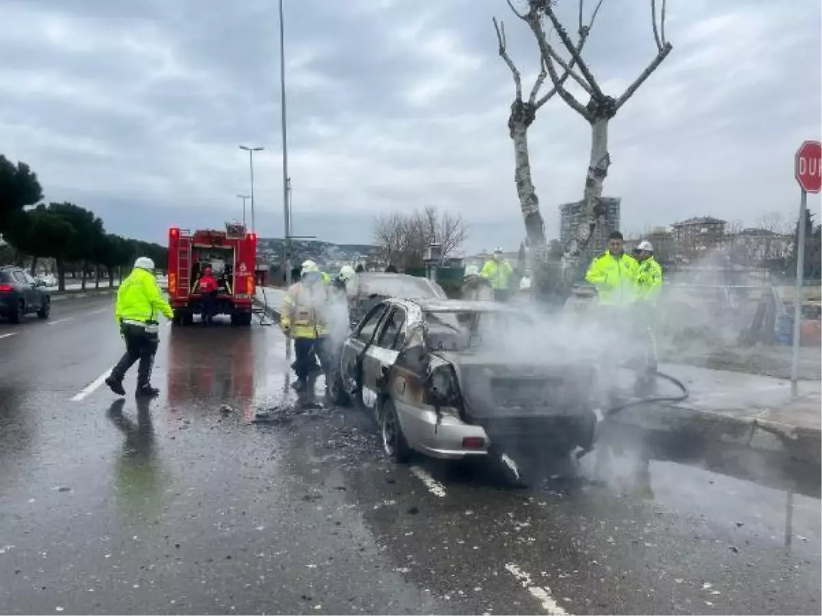 KARTAL SAHİL YOLUNDA OTOMOBİL ALEV ALEV YANDI