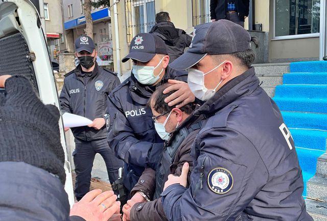 Boşanma aşamasındaki karısını öldüren eşi ile eşinin annesi tutuklandı