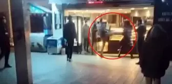 Taksim'de korku dolu anlar! Boksör, tartıştığı trans bireyi tekme tokat dövdü