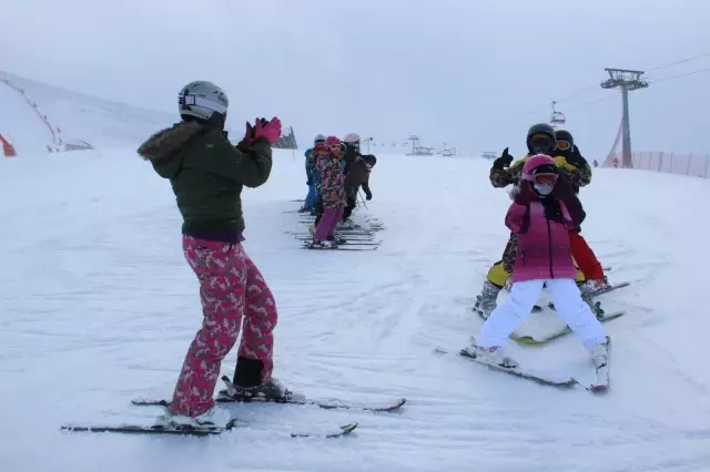 (ERZURUM-ÖZEL)Tatilciler Erzurum'a akın ediyor... 10 günde 300 bin kişi ağırlandı