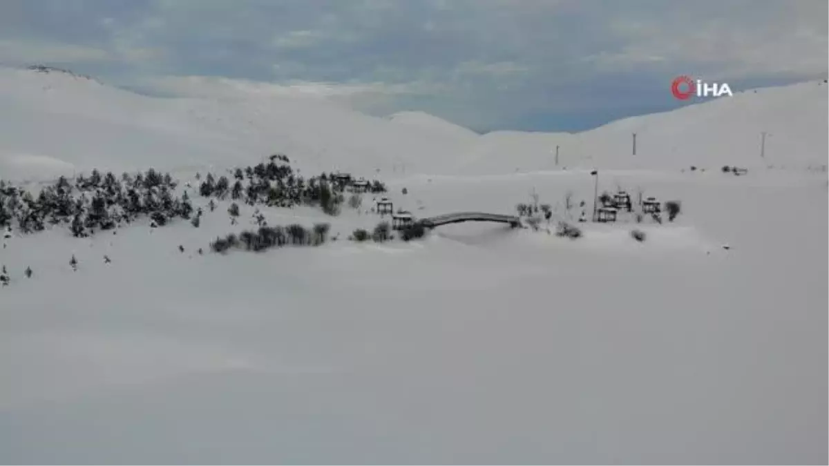 Tokat'ta buz tutan göletten mest eden görüntüler