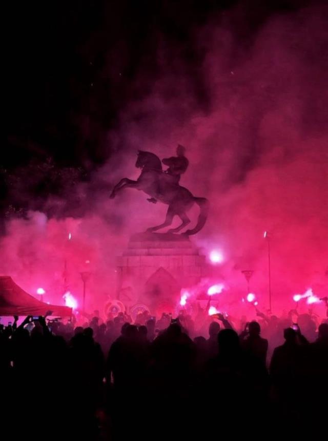 Atatürk heykeline saldırıyı duyan Samsunlular heykele akın etti, ortaya çıkan fotoğraf müthiş