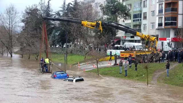 Son dakika haberi | Biga'da sel sularına kapılan araçlar kurtarılıyor