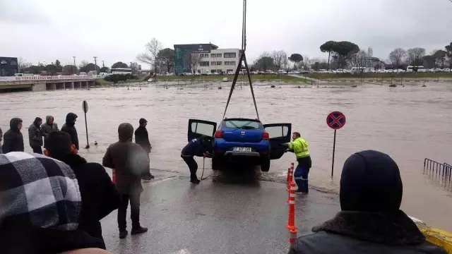 Son dakika haberi | Biga'da sel sularına kapılan araçlar kurtarılıyor