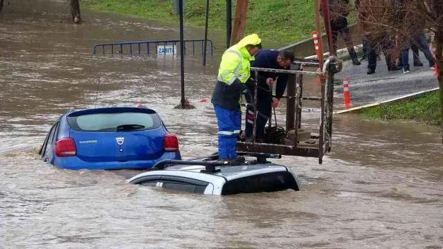 Son dakika haberi | Biga'da sel sularına kapılan araçlar kurtarılıyor
