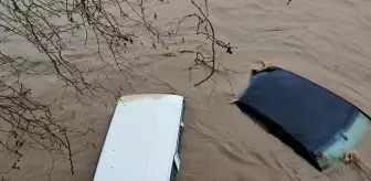 Çanakkale'de sağanak yağış çayı taşırdı, onlarca araç suyun altında kaldı