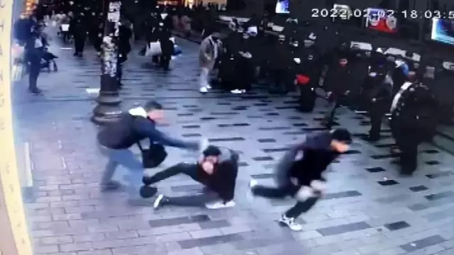 İstiklal Caddesi'nde parfümcü terörü! Turisti tekmeleyip başında şişe parçaladılar