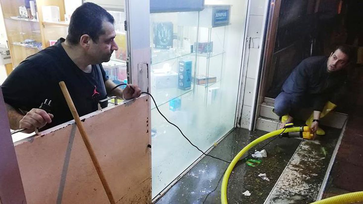 İzmir'de ev ve iş yerlerini su bastı, yol çöktü! Vatandaşlar sabaha kadar nöbet tuttu