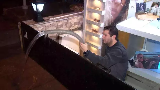 İzmir'i sağanak vurdu: Ev ve iş yerlerini su bastı, yol çöktü