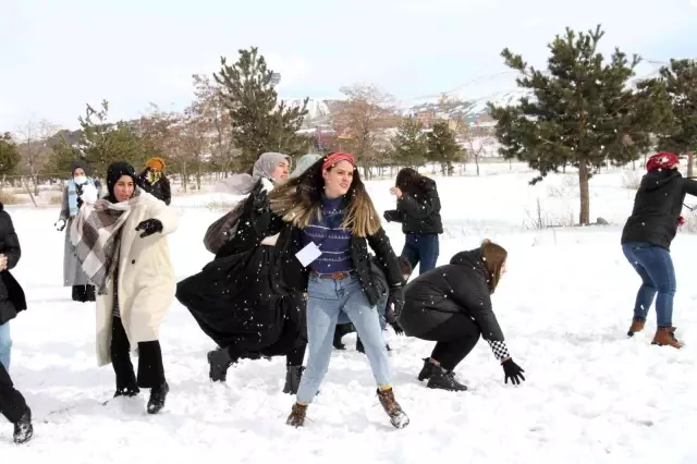 Üniversite öğrencilerinin Erzurum'daki kış kampı eğlenceli geçiyor