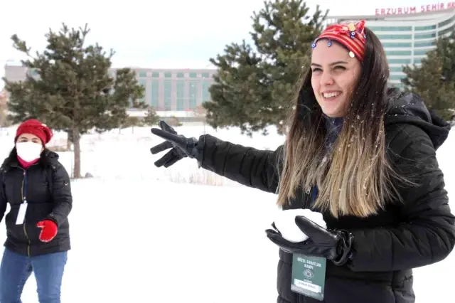 Üniversite öğrencilerinin Erzurum'daki kış kampı eğlenceli geçiyor