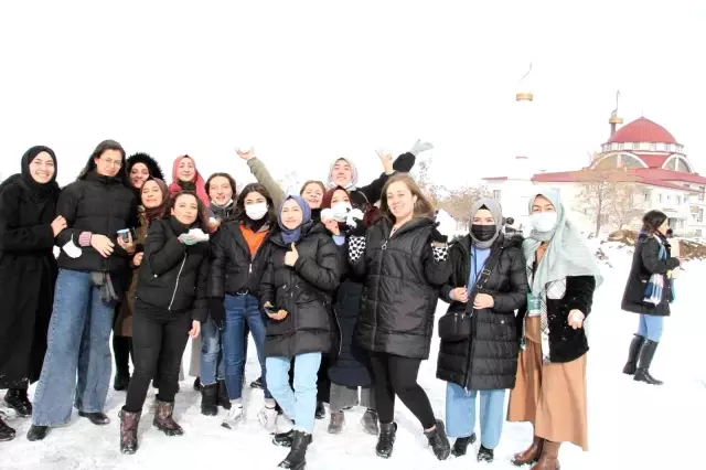 Üniversite öğrencilerinin Erzurum'daki kış kampı eğlenceli geçiyor