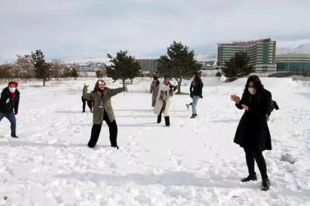 Üniversite öğrencilerinin Erzurum'daki kış kampı eğlenceli geçiyor