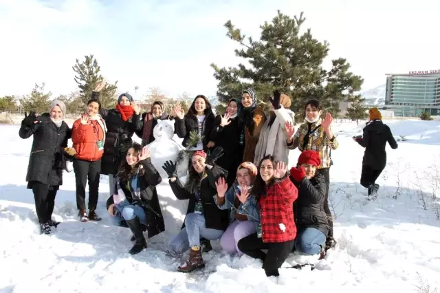 Üniversite öğrencilerinin Erzurum'daki kış kampı eğlenceli geçiyor