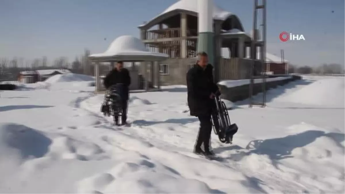 Malazgirt�te engellilere tekerlekli sandalye desteği Malazgirt�te engellilere tekerlekli sandalye desteği