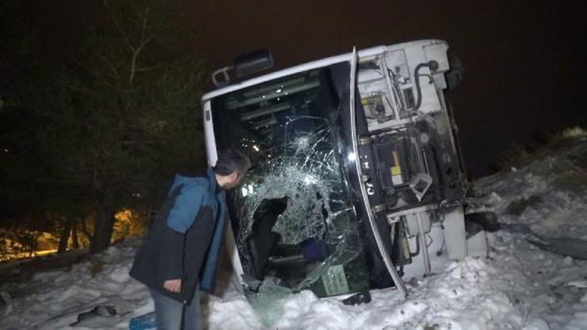 Palandöken'de turistleri taşıyan midibüs devrildi: 25 yaralı