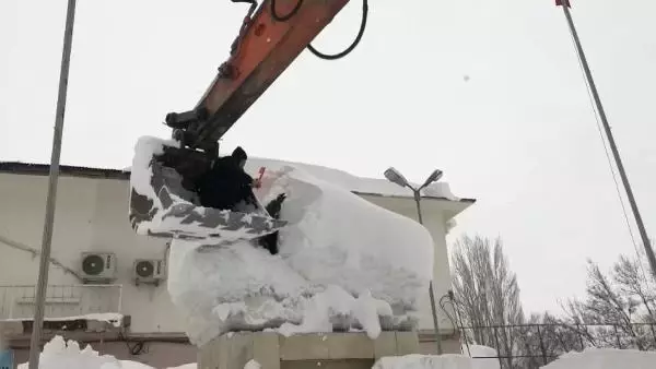 Polisler kepçeyle çıkıp, Atatürk büstünü kardan temizledi