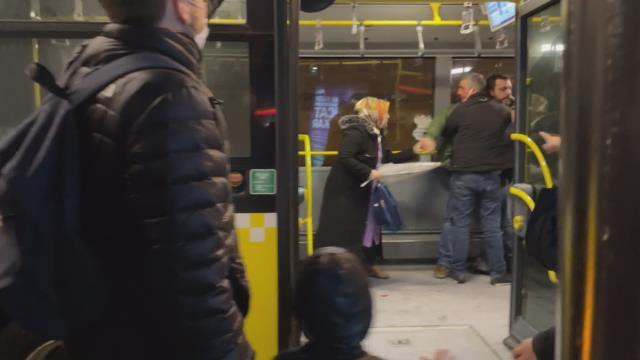 Son dakika! METROBÜSTEKİ BIÇAKLI DEHŞET KAMERADA