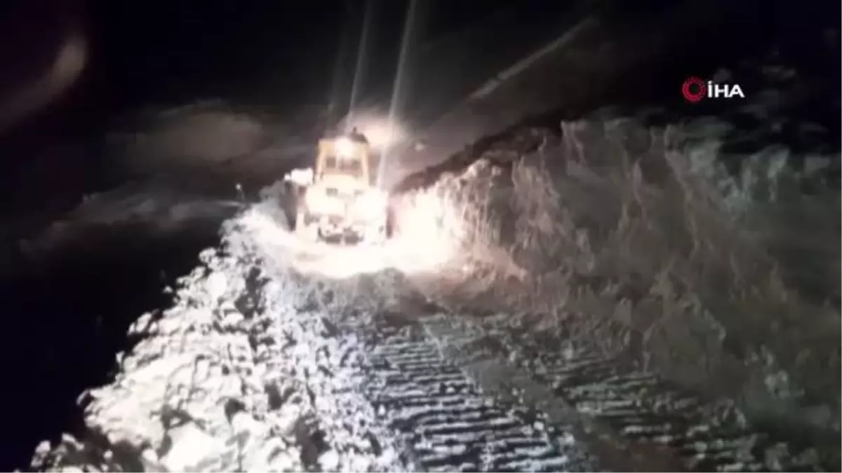 Tercan'da kardan kapalı köy yolları açılıyor