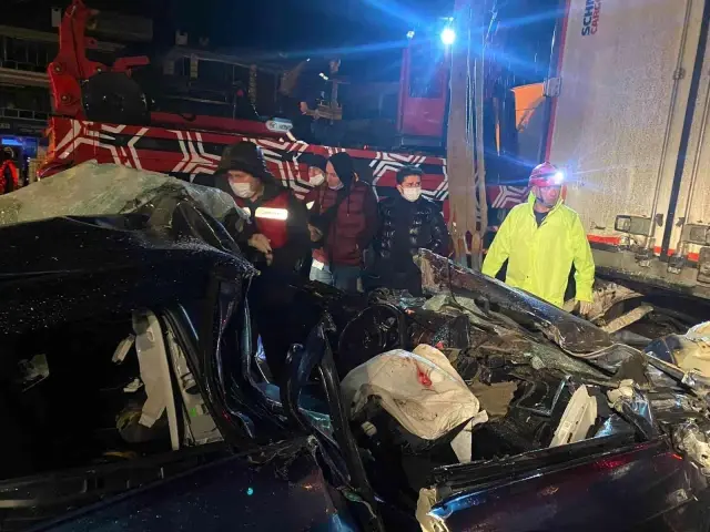 Tırın altına giren otomobilin sürücüsü yaşamını yitirdi Tırın altına giren otomobilin sürücüsü yaşamını yitirdi