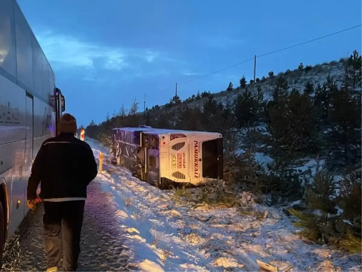 Afyonkarahisar'da yolcu otobüsü devrildi: 8 yaralı
