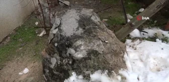 Amasya'da dağdan kopan kaya kütlesi eve çarptı... Eve çarpan kayanın sesini deprem sandılar