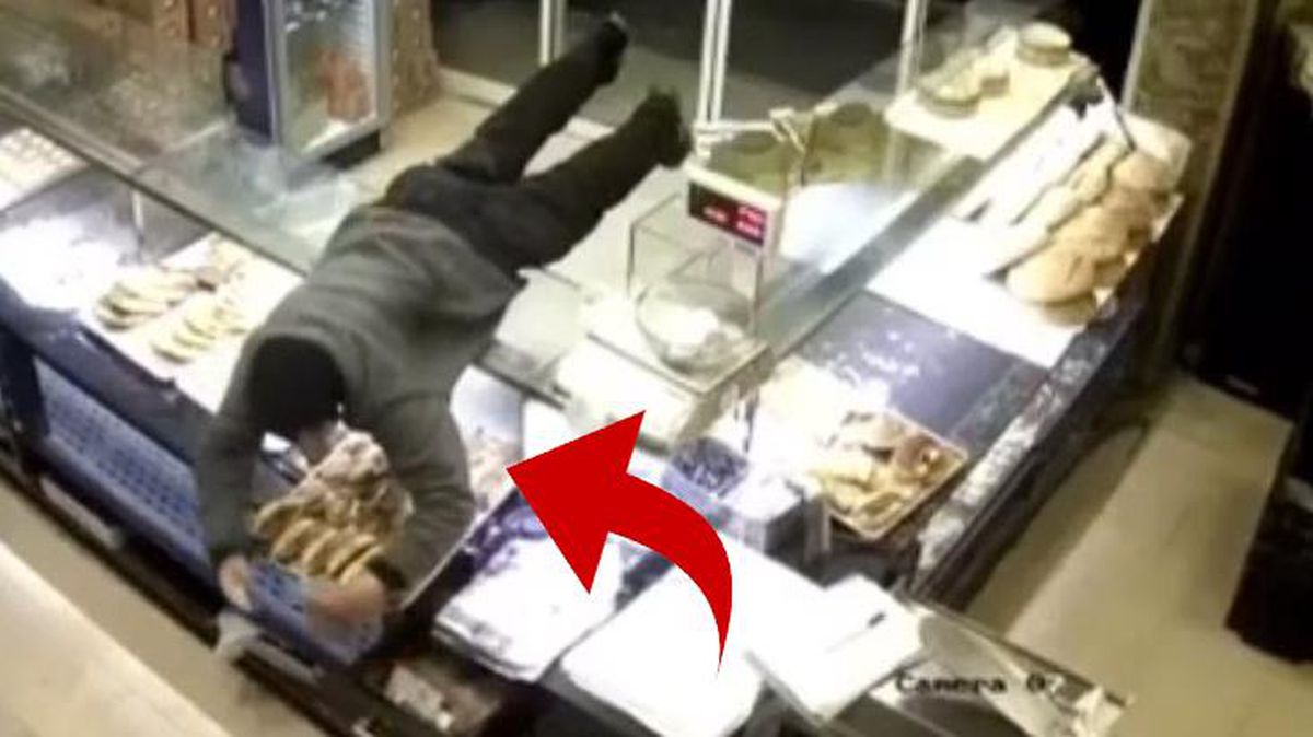 Bu da akrobat hırsız! Pastanedeki kasadan paraları çalma anı saniye saniye kamerada