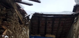 Derebucak'ta besihaneler ile bir evin çatısı çöktü