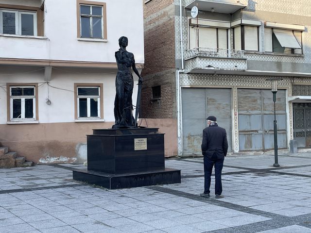 Edirne'de Adalet Anıtı'nı ateşe verdiler! 2 şüpheli gözaltında