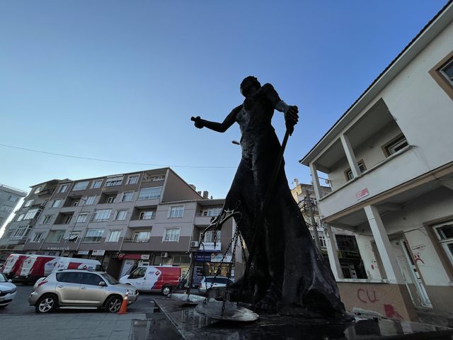 Edirne'de Adalet Anıtı'nı ateşe verdiler! 2 şüpheli gözaltında