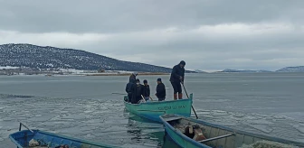 Mada Adası sakinleri buz tutan gölü geçerek ihtiyaçlarını karşılıyor