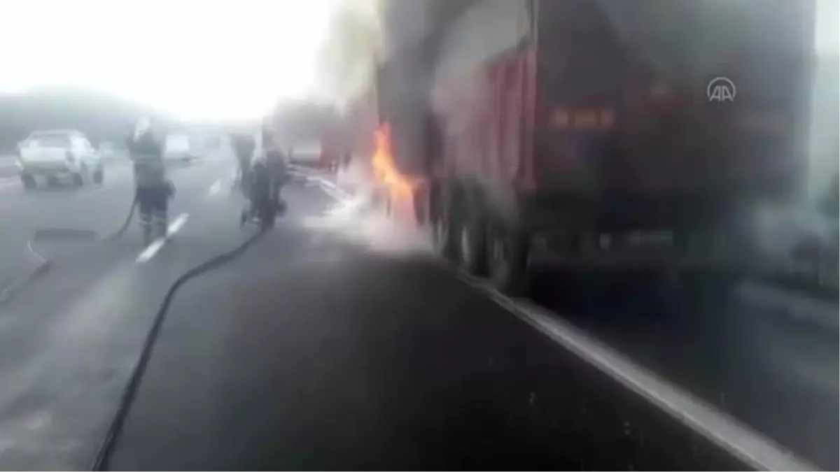 Mısır yüklü tır yanarak kullanılamaz hale geldi