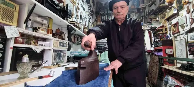 53 yıllık terzi kömürlü ütüyle kumaşları ütülüyor