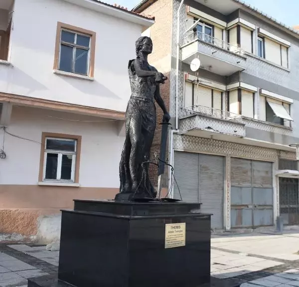 Edirne'de Adalet Anıtı'nı ateşe verdiler! O anlar kamerada Edirne'de Adalet Anıtı'nı ateşe verdiler! O anlar kamerada