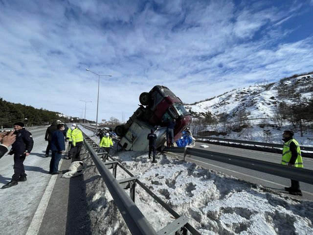 Son dakika haber | Arızalanıp geriye kayan tırın çarptığı otomobildeki bir kişi öldü, iki kişi yaralandı