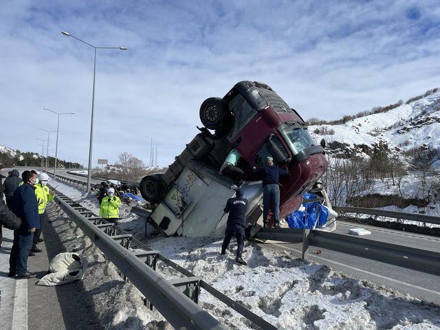 Son dakika haber | Arızalanıp geriye kayan tırın çarptığı otomobildeki bir kişi öldü, iki kişi yaralandı