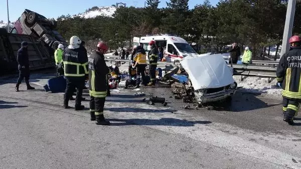 Asker ocağına teslim olmaya giderken trafik kazasında yaşamını yitirdi Asker ocağına teslim olmaya giderken trafik kazasında yaşamını yitirdi