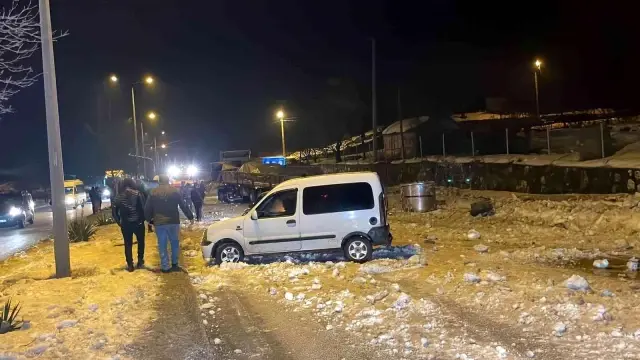 Son dakika haberleri! Buzlanma beraberinde kaza getirdi, 25 araç birbirine girdi