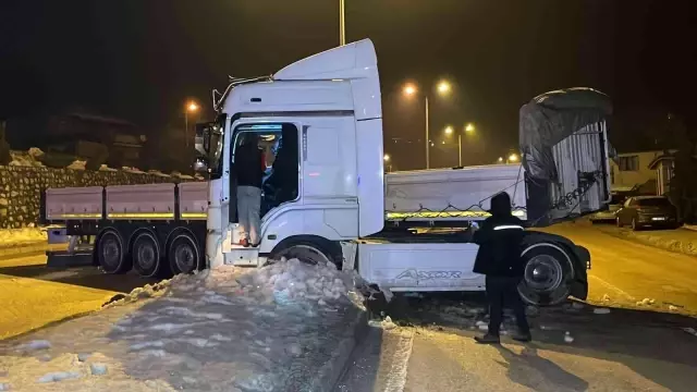 Son dakika haberleri! Buzlanma beraberinde kaza getirdi, 25 araç birbirine girdi