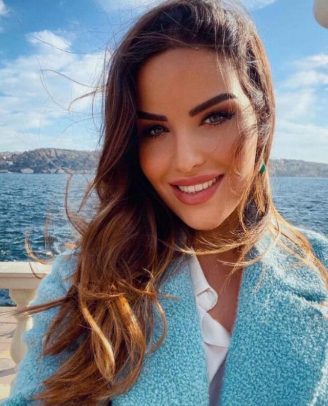 Ekranda başka Instagram'da başka! Gürsel Tekin'in spiker eşi Mehtap Özkan, pozlarıyla kasıp kavuruyor