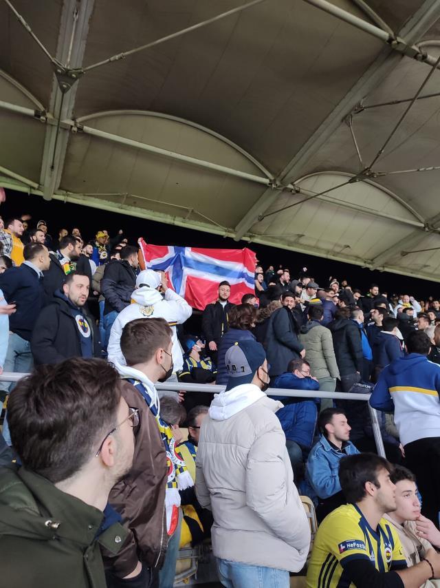 Fenerbahçe taraftarından Ali Koç'a olay gönderme! Tribünde Norveç bayrağı açtılar
