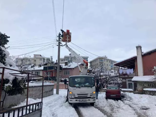 Isparta'da 48 saatten fazladır elektrik yok, kombiler çalışmıyor! Vatandaş isyanda