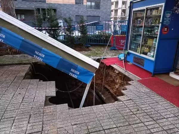 İstanbul'un göbeğinde korkutan manzara! Marketten çıkanlar dev çukura korku içinde baktı