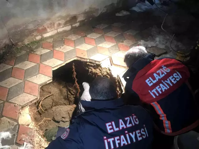 Kaldırımda yürürken bir anda kendini çukurda bulan adamın görüntüleri ortaya çıktı