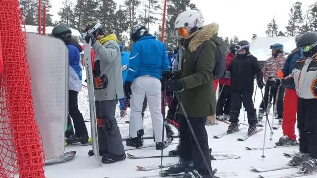 Öğrenciler yarıyıl tatilinin son günlerinde de Cıbıltepe'de kayak yaptı